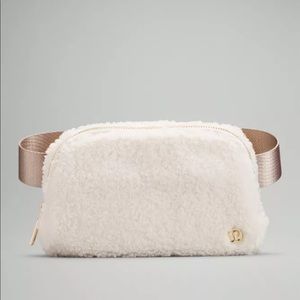 Lululemon everywhere belt bag fleece light ivory